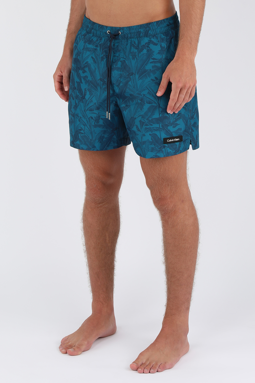 תמונת דוגמן קידמית של מכנסי בגד ים כחולים עם הדפס בוטני