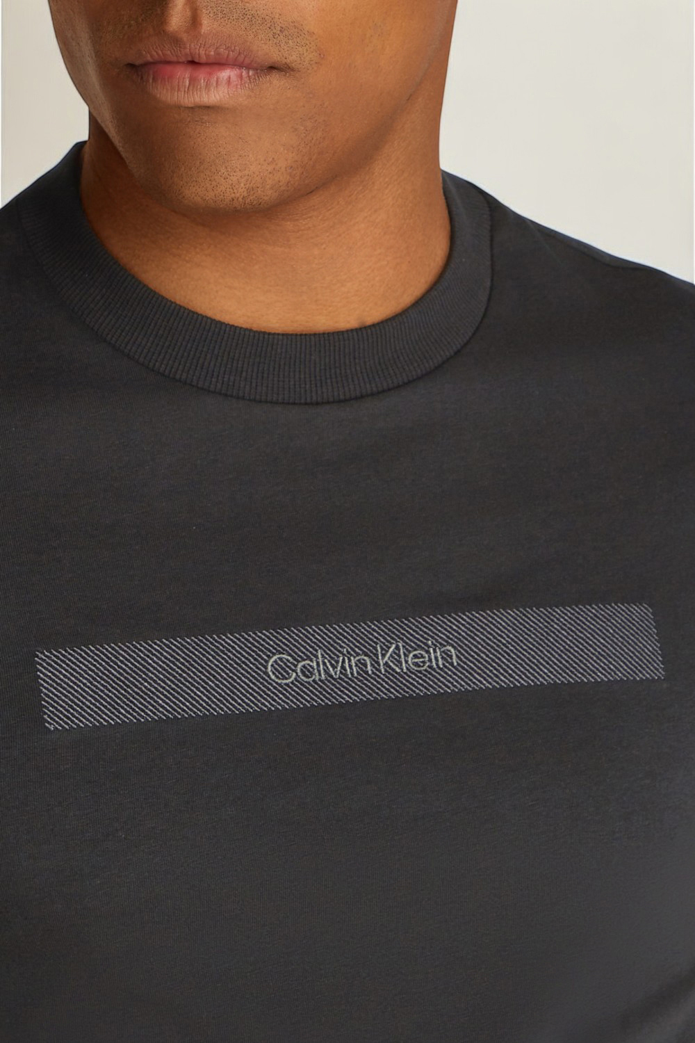 תמונת תקריב דוגמן של חולצת טי