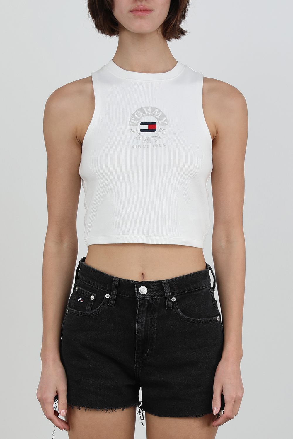 תמונת דוגמן קידמית של גופיית קרופ לבנה עם לוגו