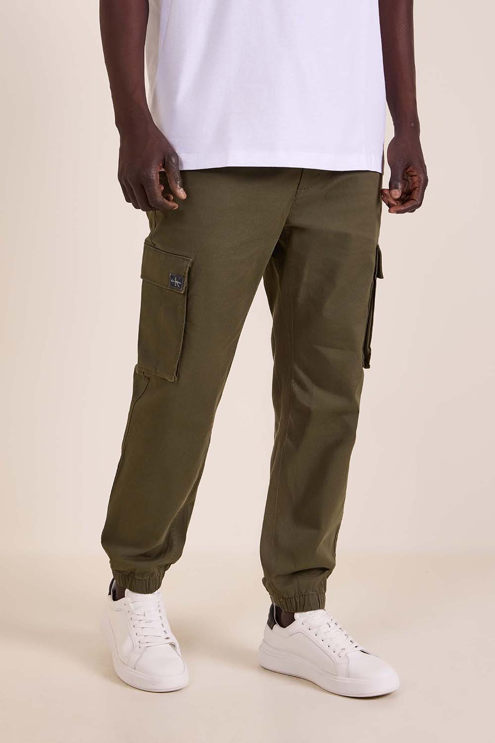 תמונת דוגמן קידמית של מכנסי קרגו בגזרת סקיני