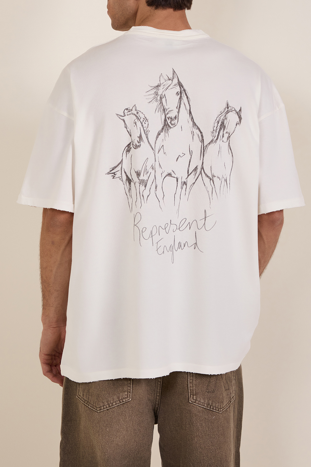 תמונת תקריב דוגמן של חולצת טי מאויירת אוברסייז