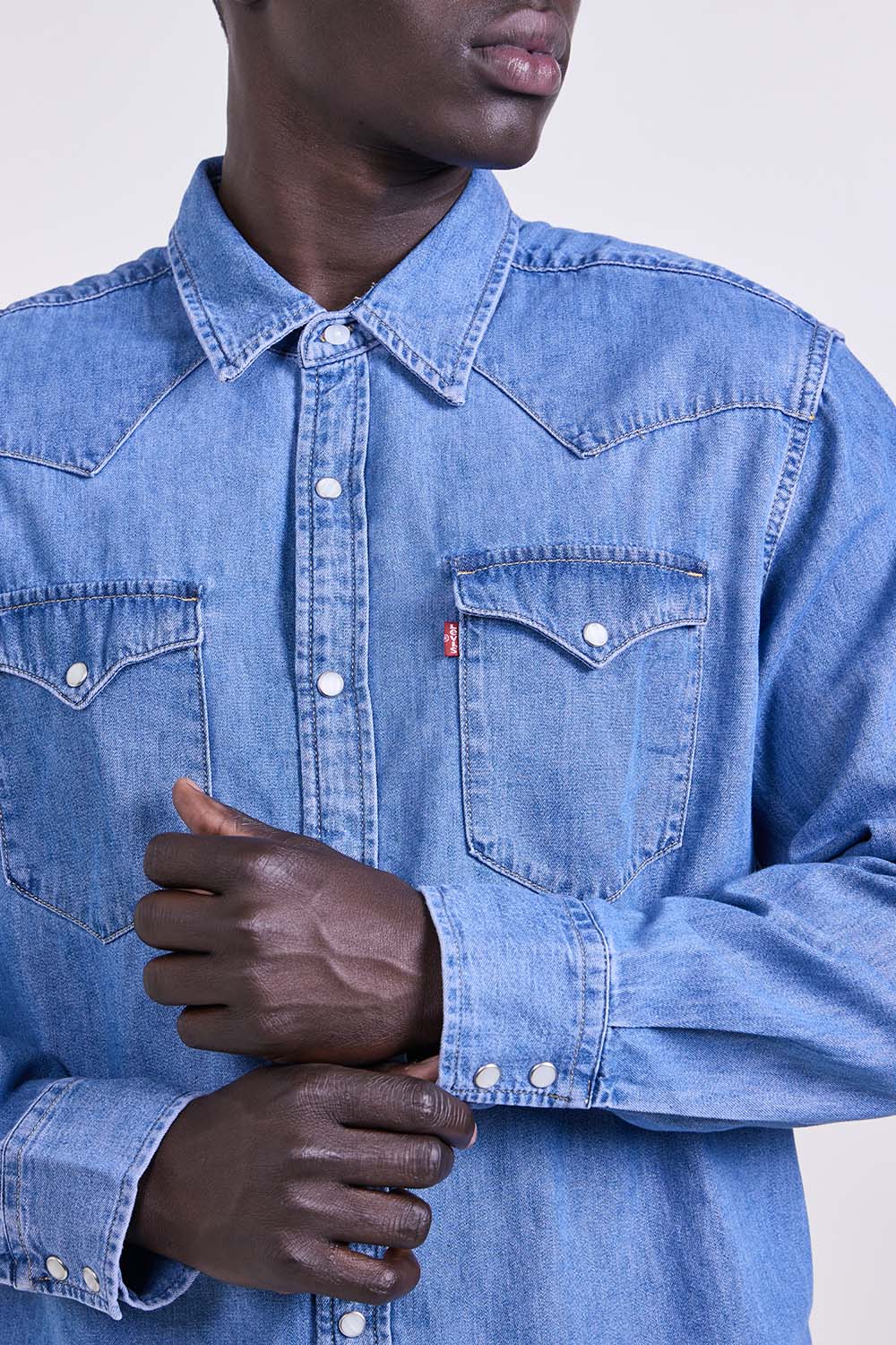 תמונת תקריב דוגמן של חולצת ג&rsquo;ינס