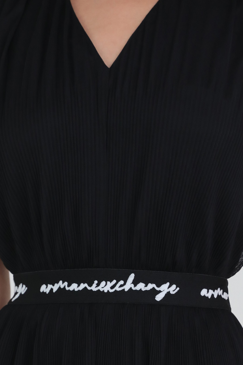 תמונת תקריב דוגמן של שמלת שיפון