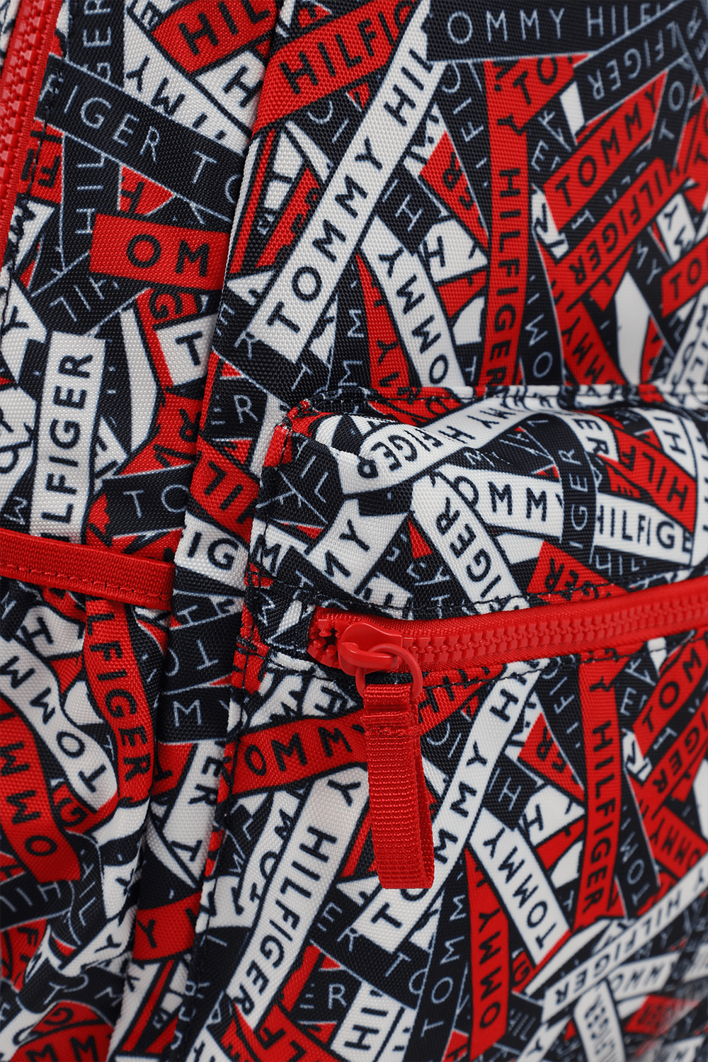 תמונת תקריב של תיק גב לוגומאני בגווני כחול, אדום ולבן