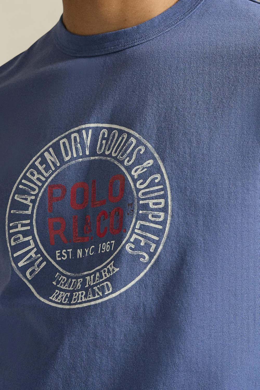 תמונת תקריב דוגמן של חולצת טי