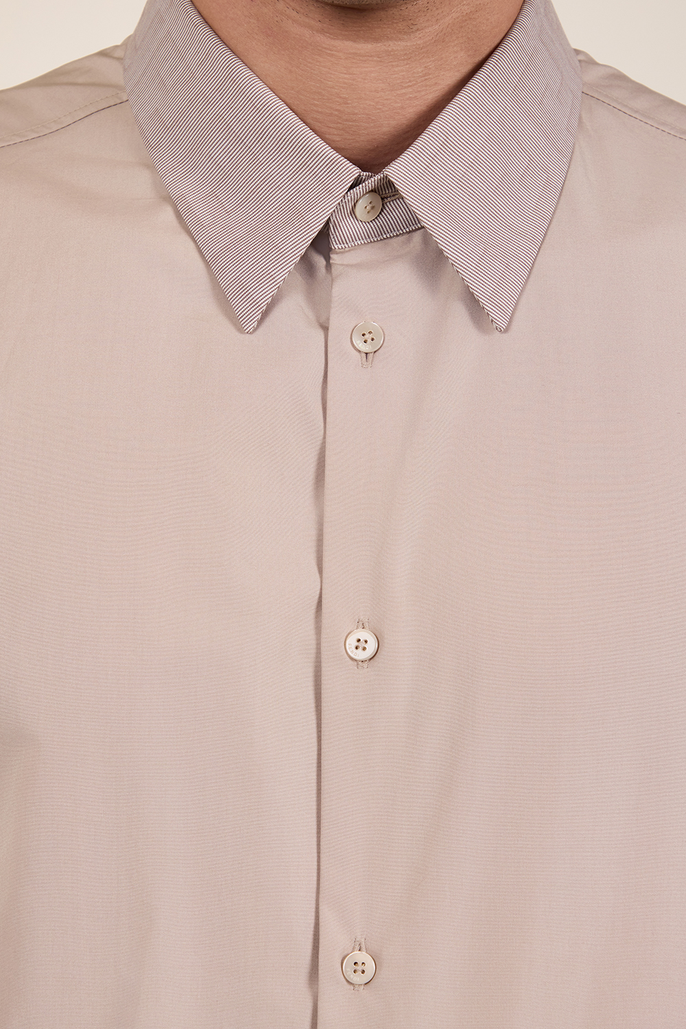 תמונת תקריב דוגמן של חולצת כפתורים