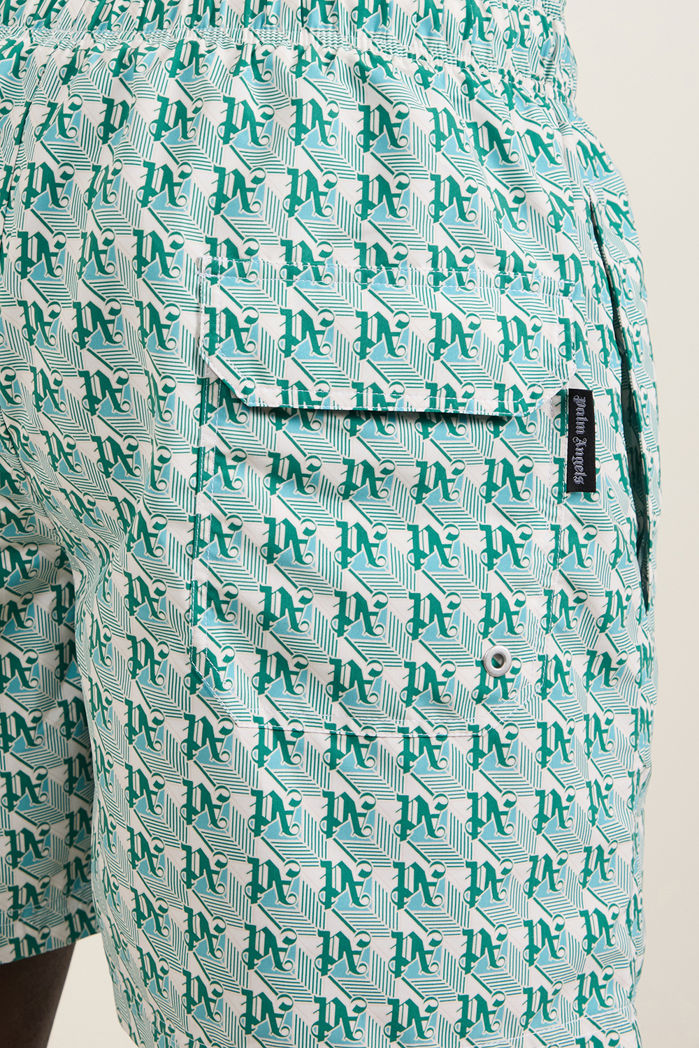 תמונת תקריב דוגמן של מכנסי בגד ים