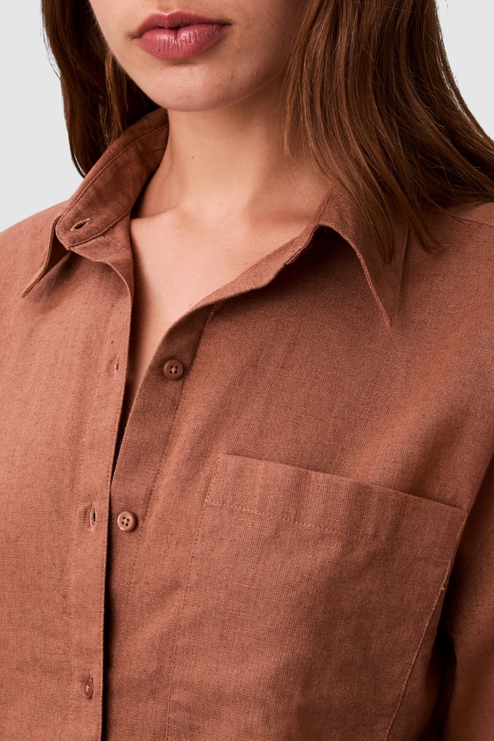 תמונת תקריב דוגמן של חולצה מכופתרת פשתן