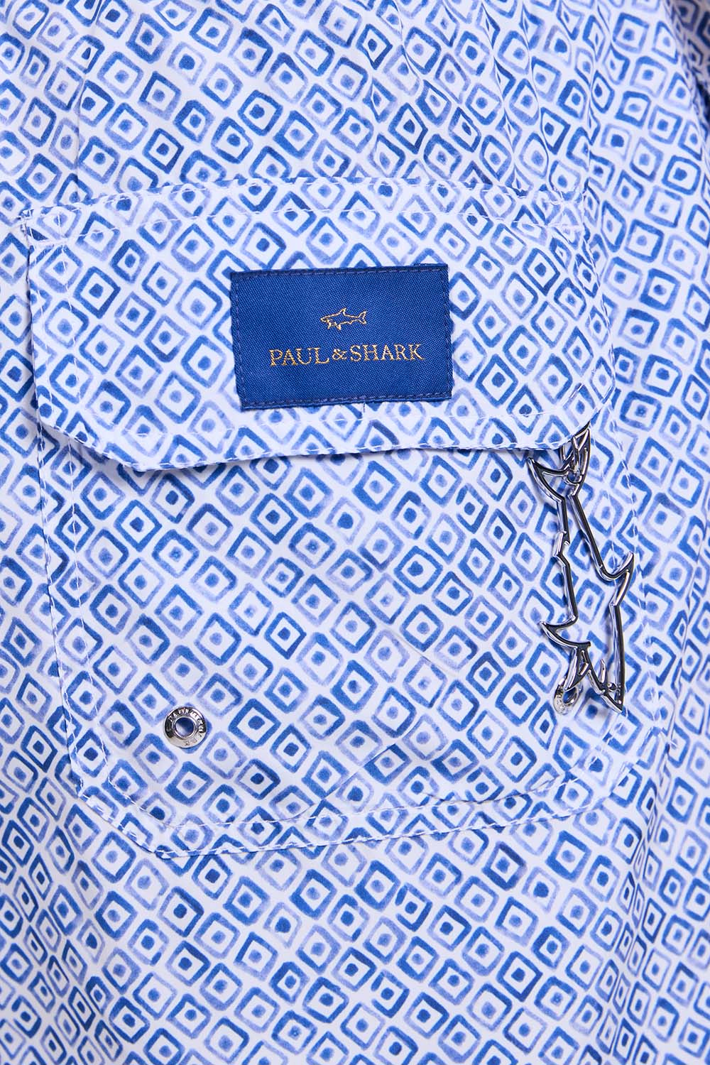 תמונת תקריב דוגמן של מכנסי בגד ים