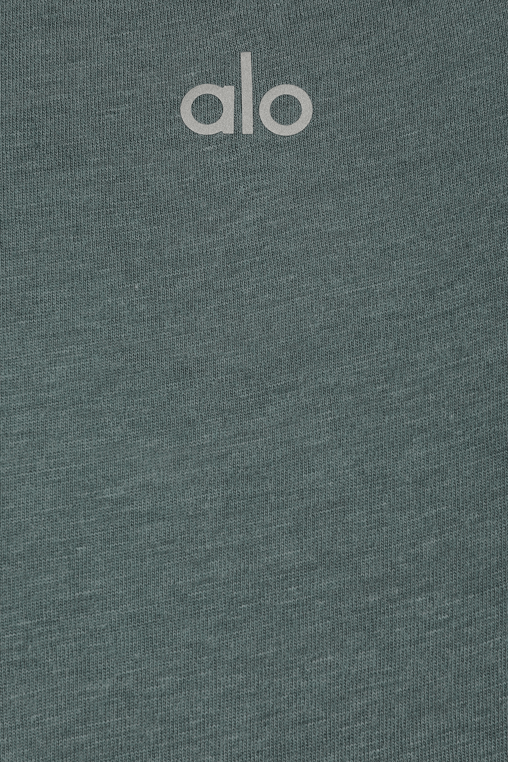 תמונה אחורית של גופיה ספורטיבית עם הדפס לוגו