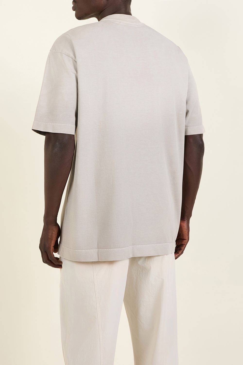 תמונת דוגמן אחורית של חולצת טי