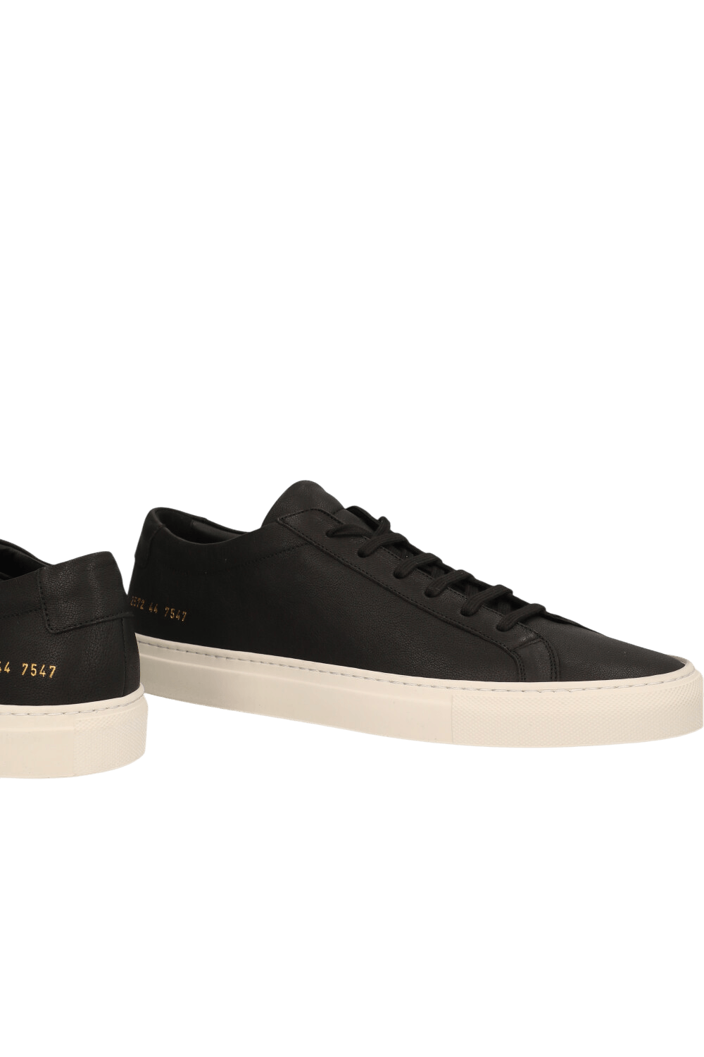 תמונת תקריב של נעלי סניקרס עור