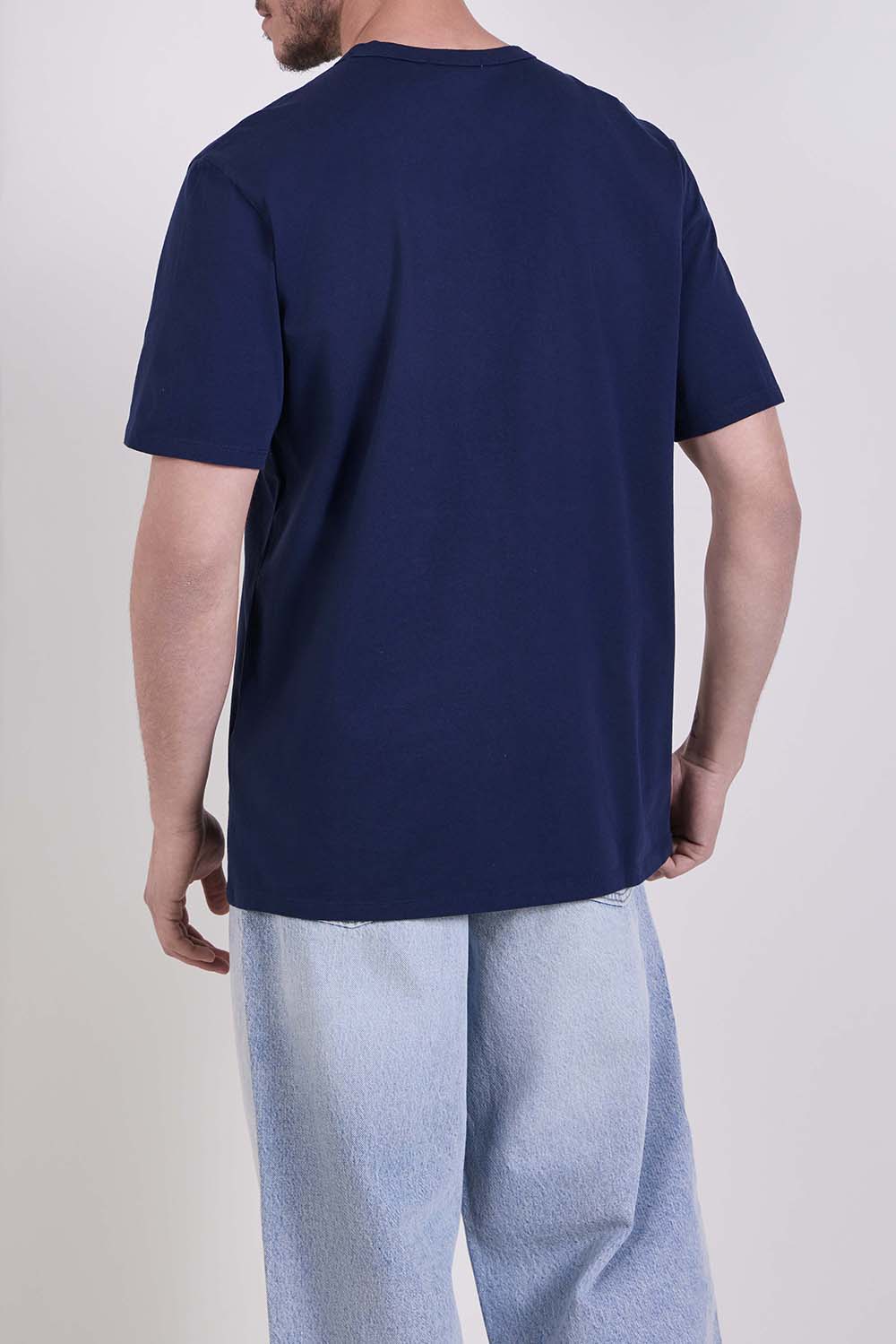 תמונת דוגמן אחורית של חולצת טי