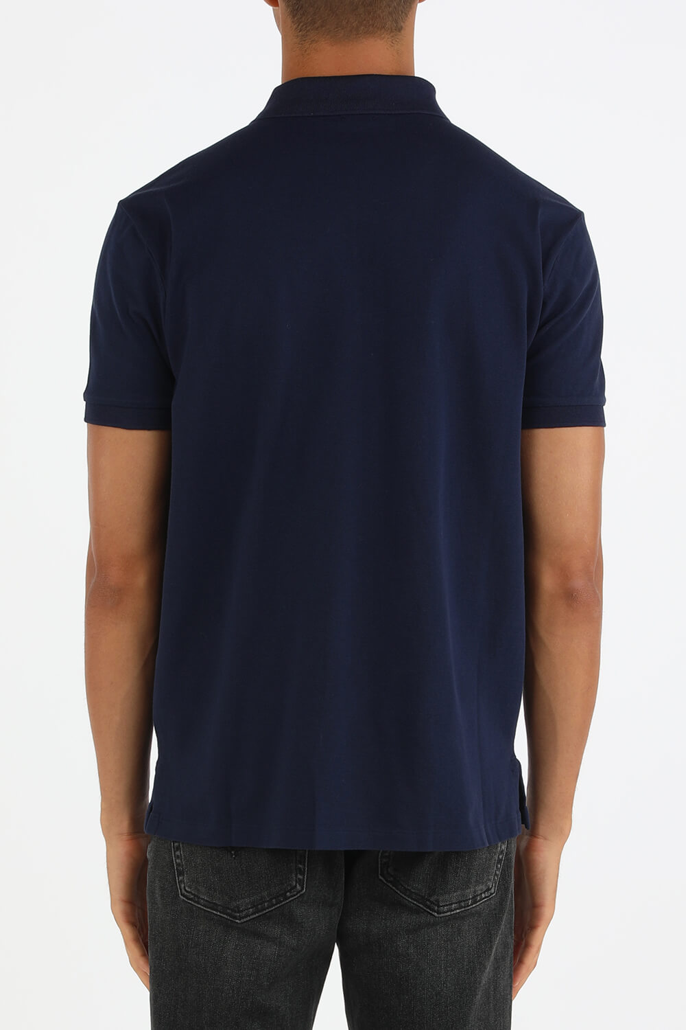 תמונת דוגמן אחורית של חולצת פולו חצי מרוכסנת