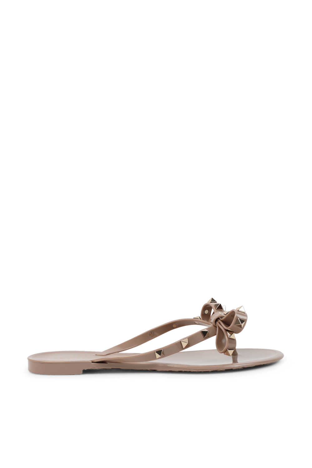 תמונה קידמית של כפכפי גומי עם ניטים