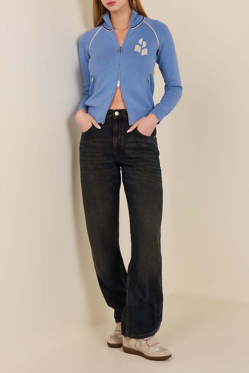 תמונת דוגמן קידמית של סניקרס בקאט