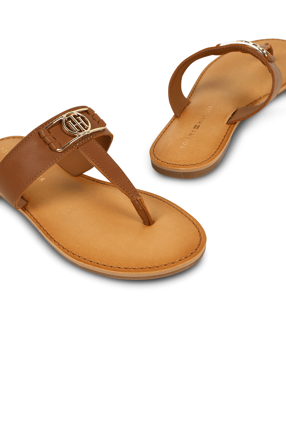 תמונת תקריב של כפכפים מעור קאמל עם לוגו מטאלי