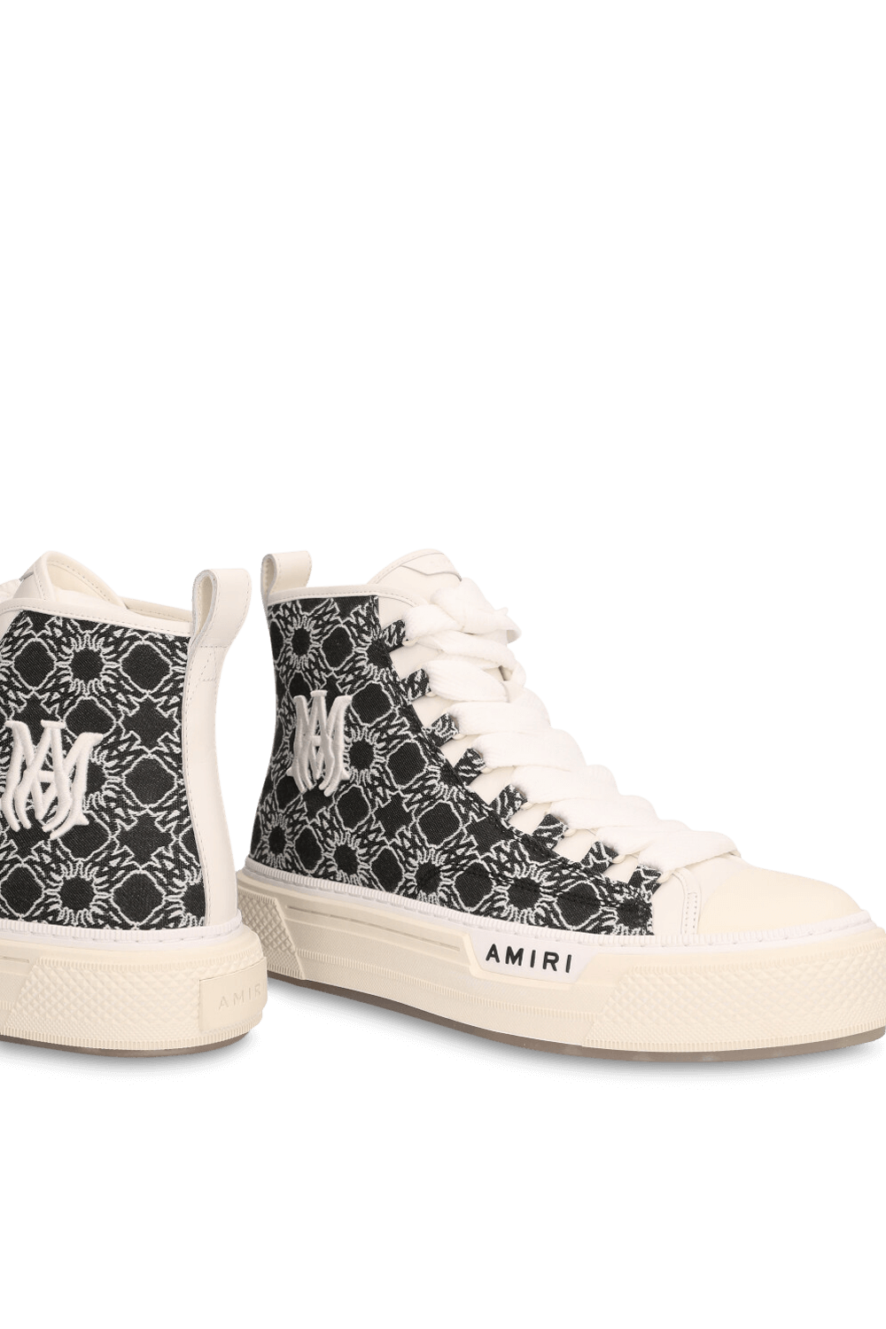 תמונת תקריב של נעלי סניקרס