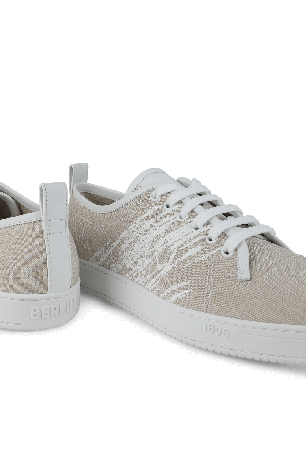 תמונת תקריב של נעלי פשתן עם הדפס ברכיסה נמוכה