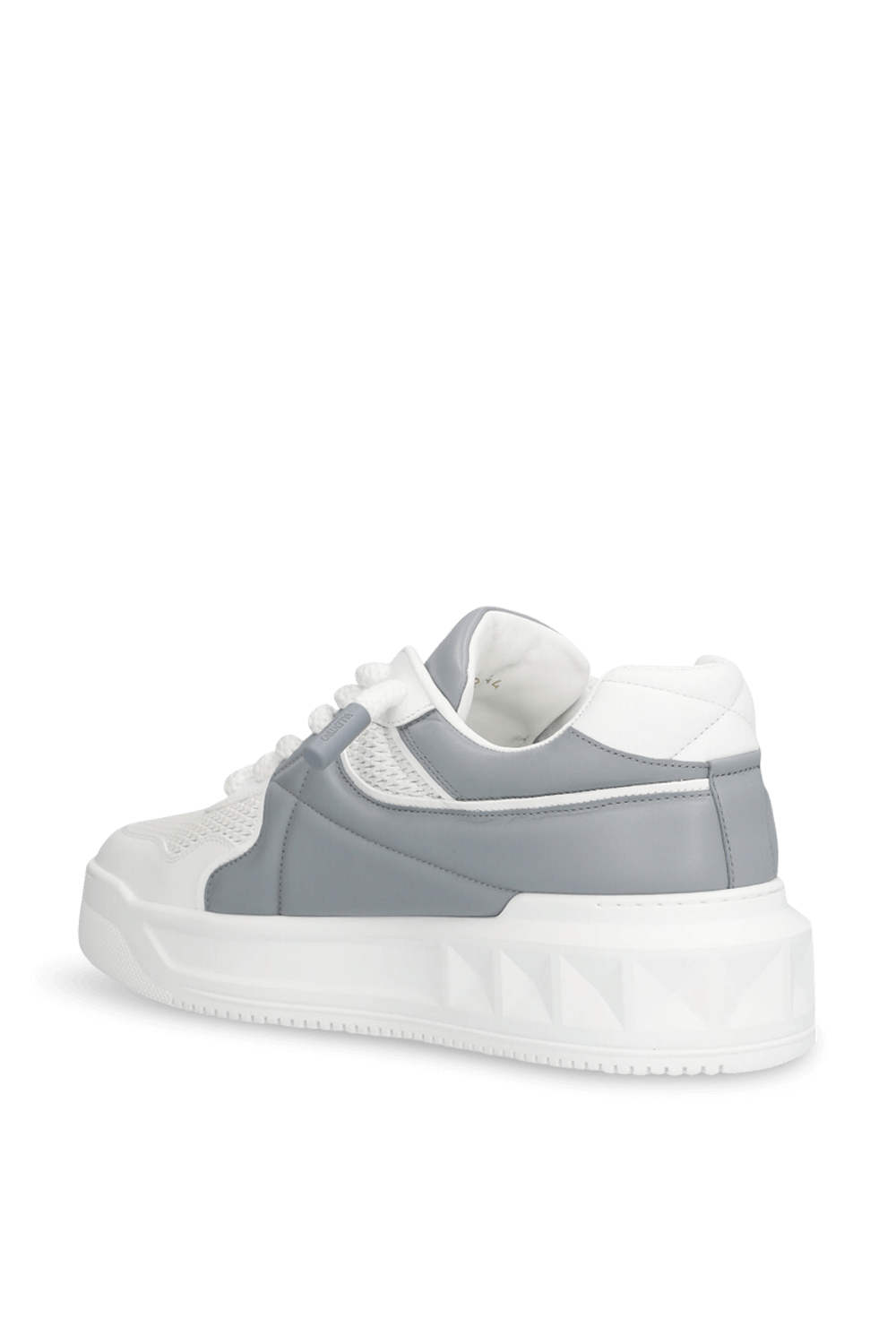 תמונה אחורית של נעלי סניקרס