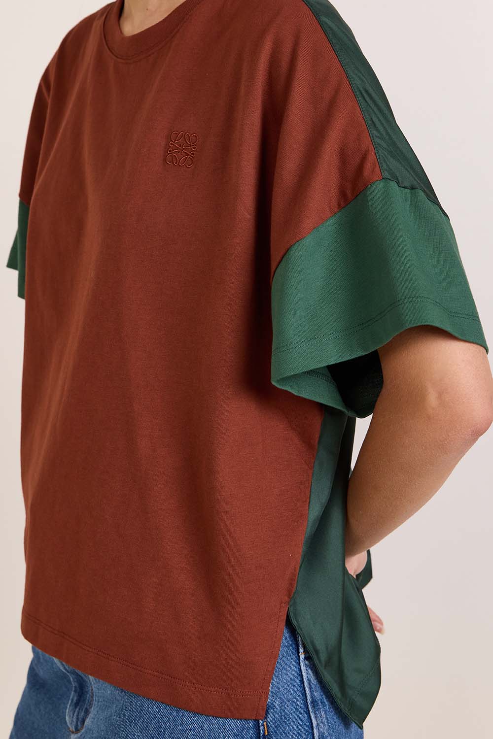 תמונת תקריב דוגמן של חולצת טי