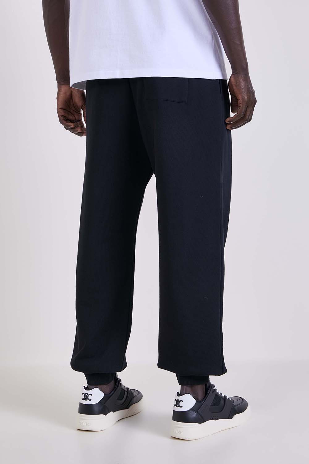 תמונת דוגמן אחורית של מכנסי ג'וגר