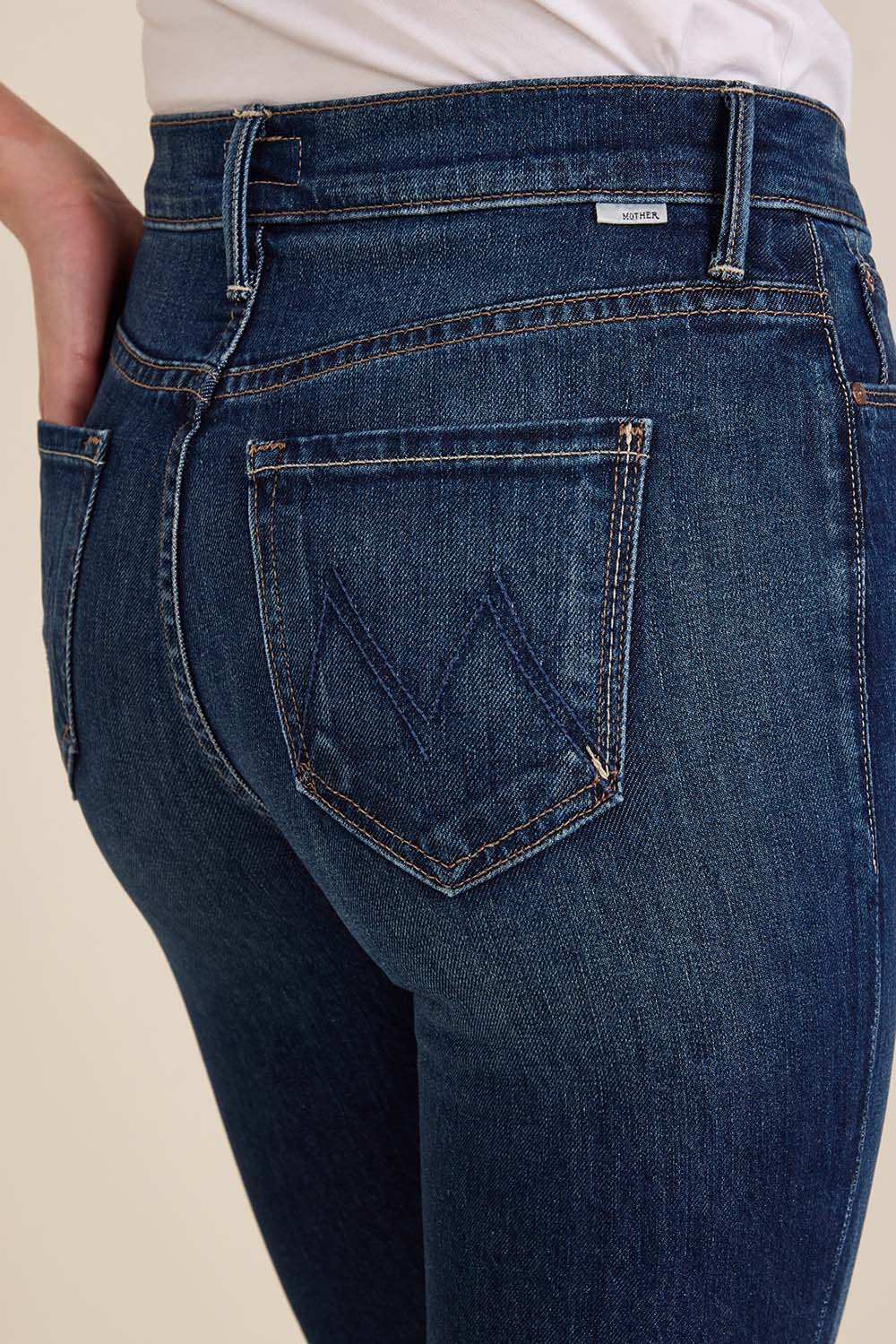 תמונת תקריב דוגמן של מכנסי ג'ינס סקיני בגזרה גבוהה