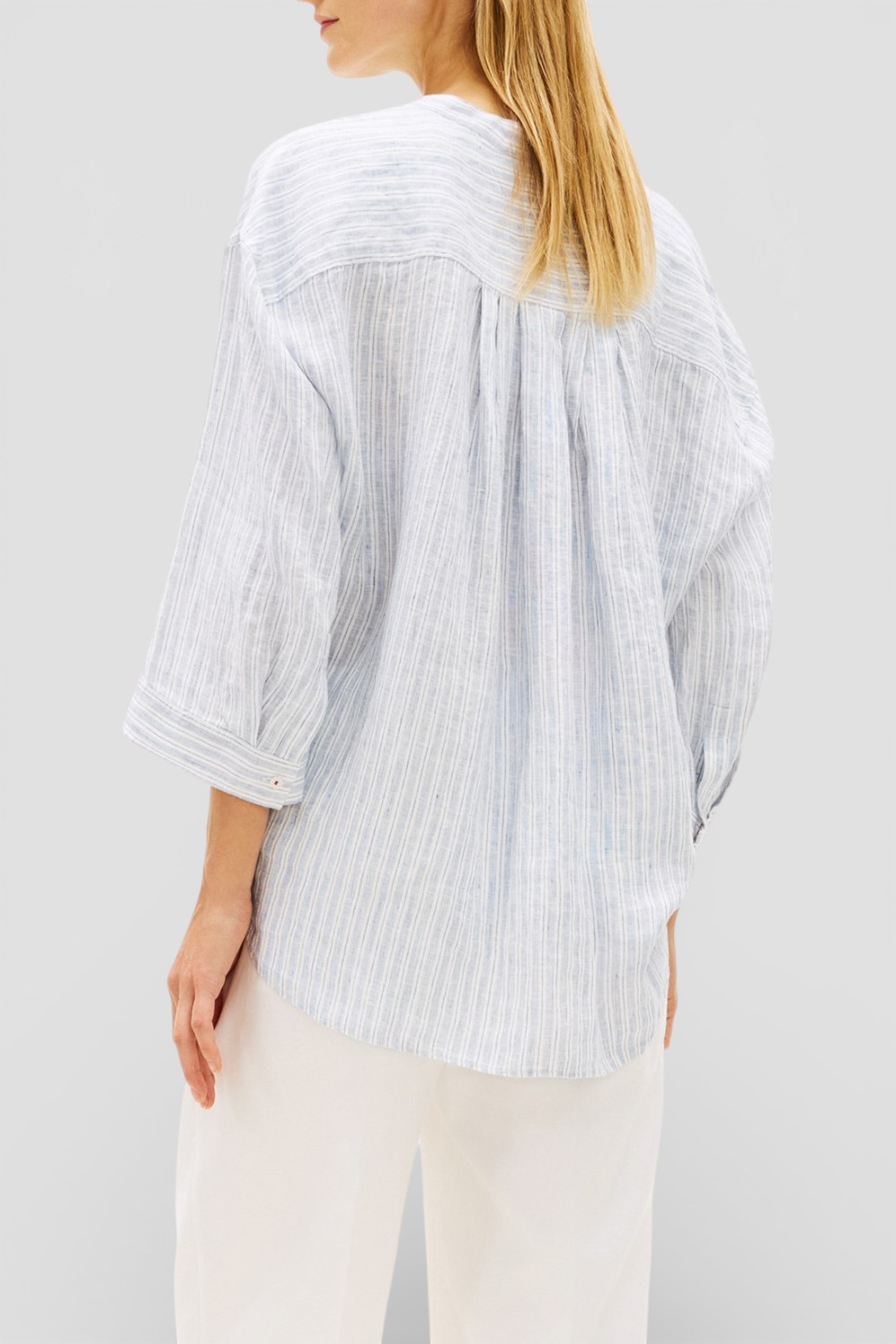 תמונת דוגמן אחורית של חולצה מכופתרת פסים