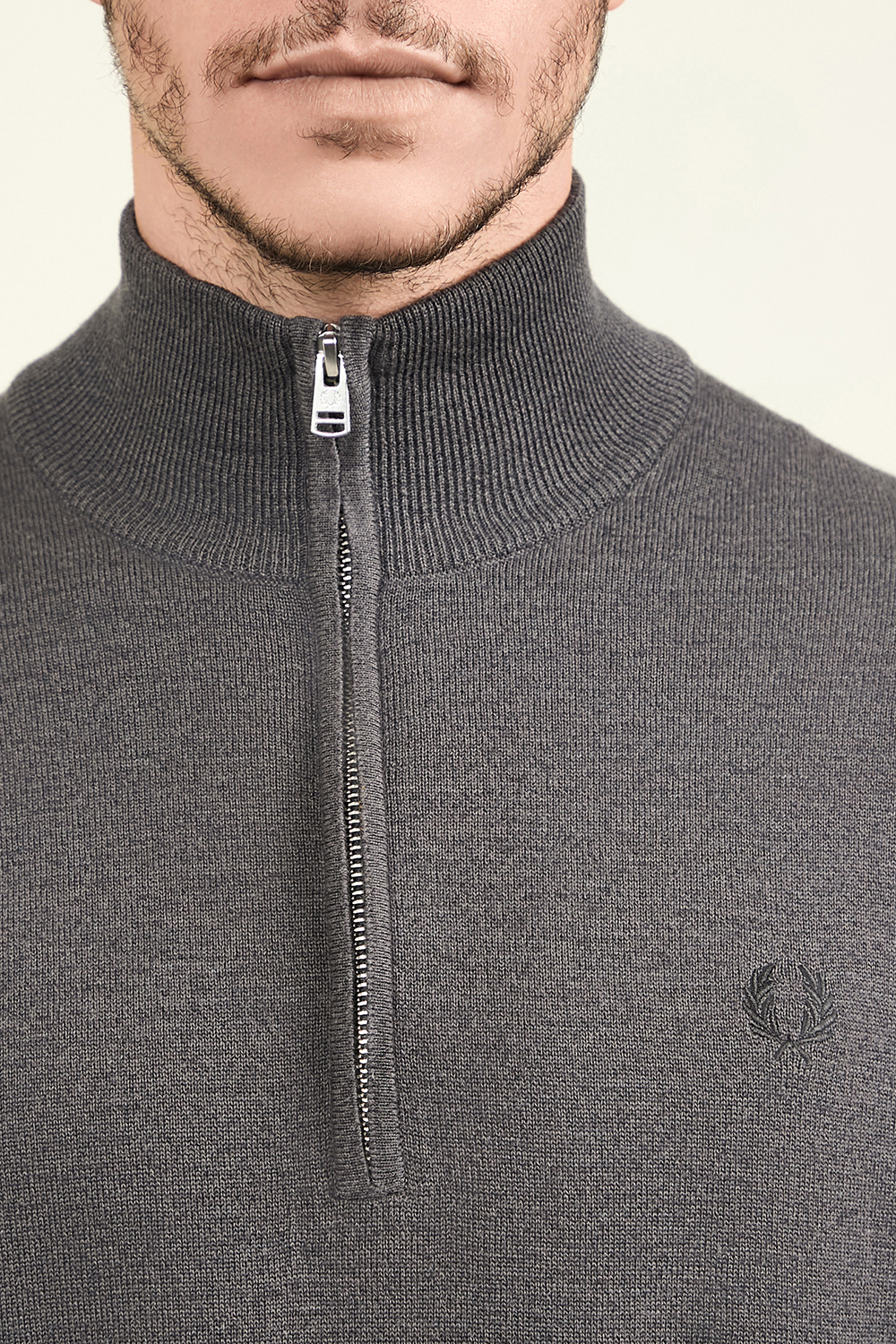 תמונת תקריב דוגמן של סריג עם חצי רוכסן