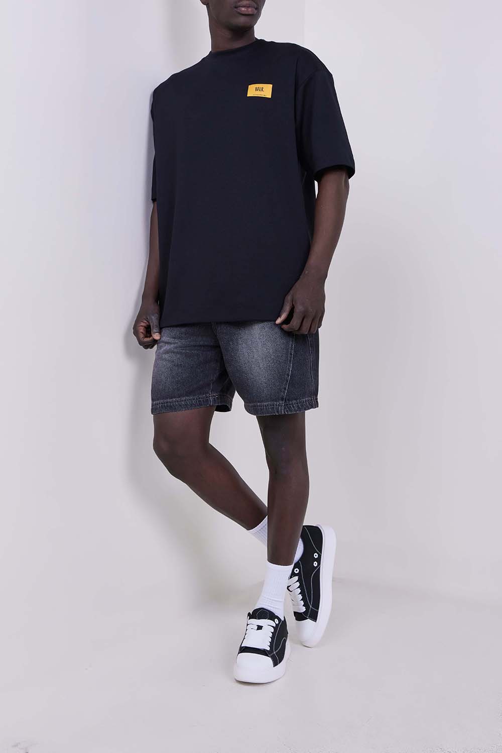 תמונת דוגמן קידמית של נעלי סניקרס עור