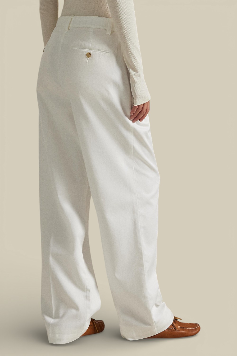 תמונת דוגמן אחורית של מכנסי צ'ינו בגזרה משוחררת