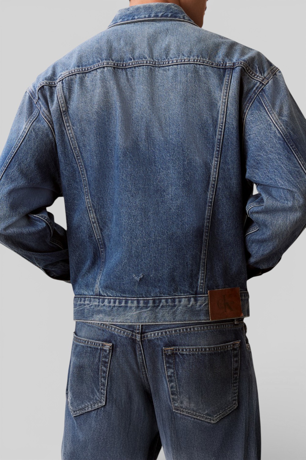 תמונת דוגמן אחורית של ז'קט ג'ינס