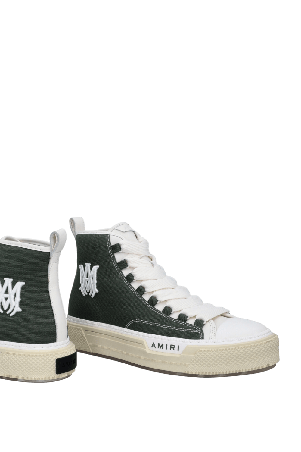 תמונת תקריב של נעלי סניקרס