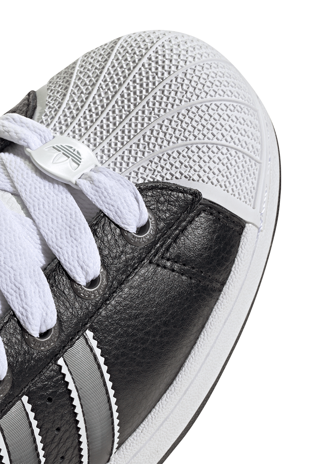 תמונת פנים של נעלי סניקרס סופרסטאר II