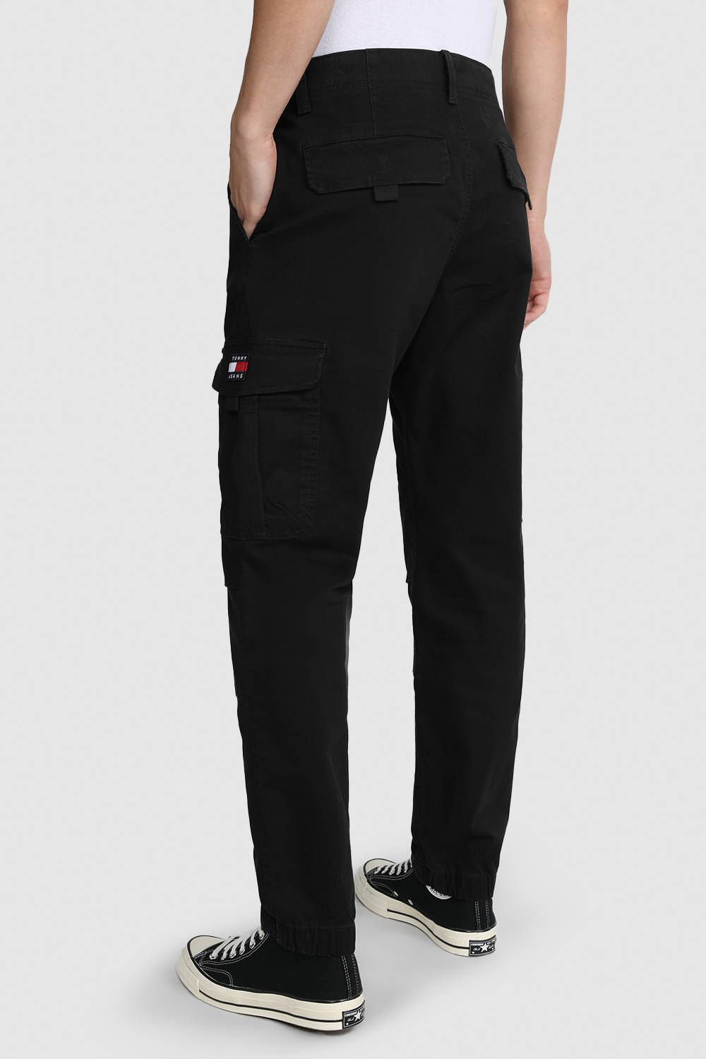 תמונת דוגמן אחורית של מכנסי קרגו מכותנה אורגנית