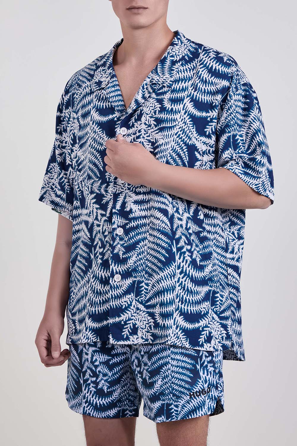 תמונת דוגמן קידמית של חולצה מכופתרת שרוול קצר