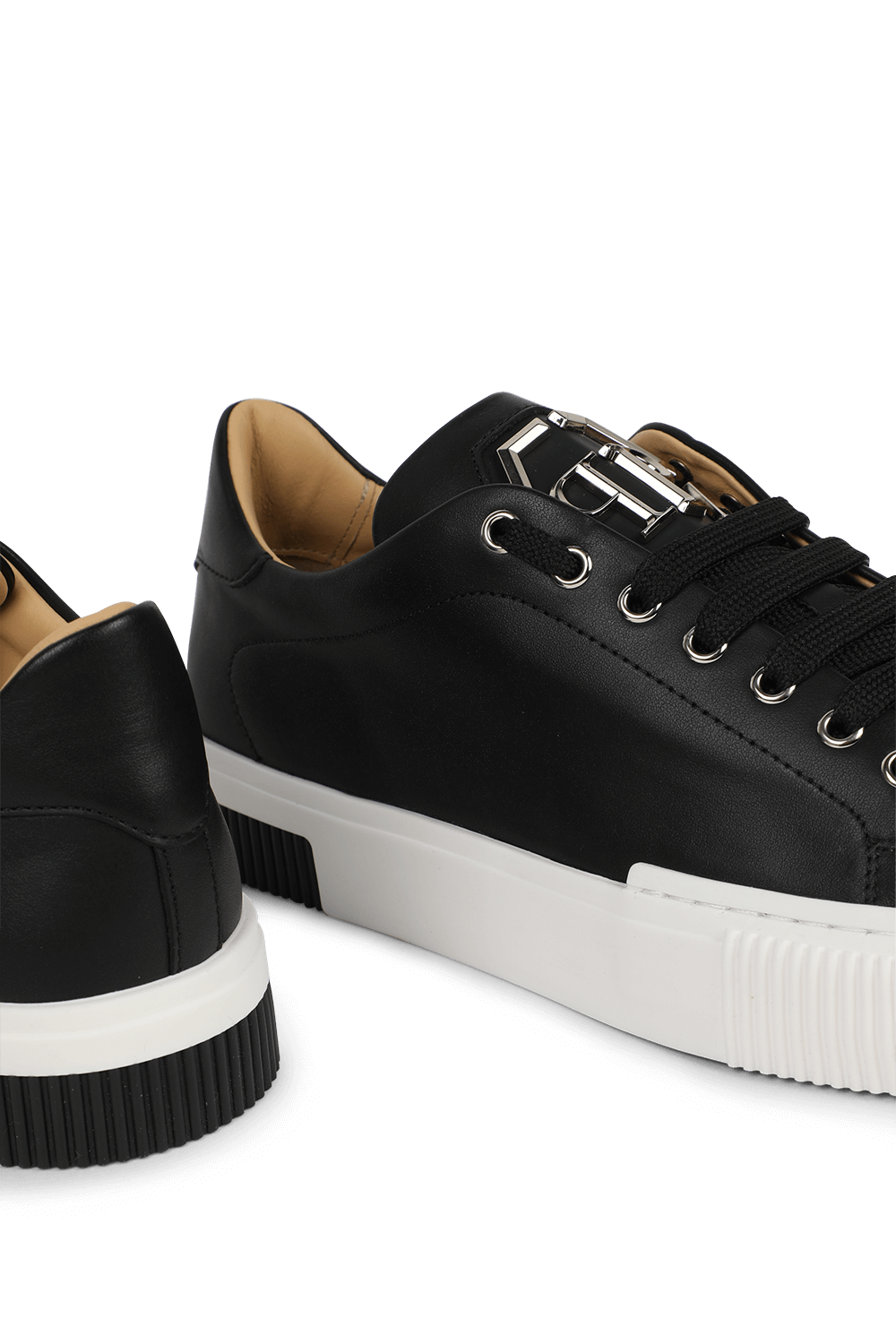 תמונת תקריב של נעלי סניקרס שחורות עם לוגו כסוף