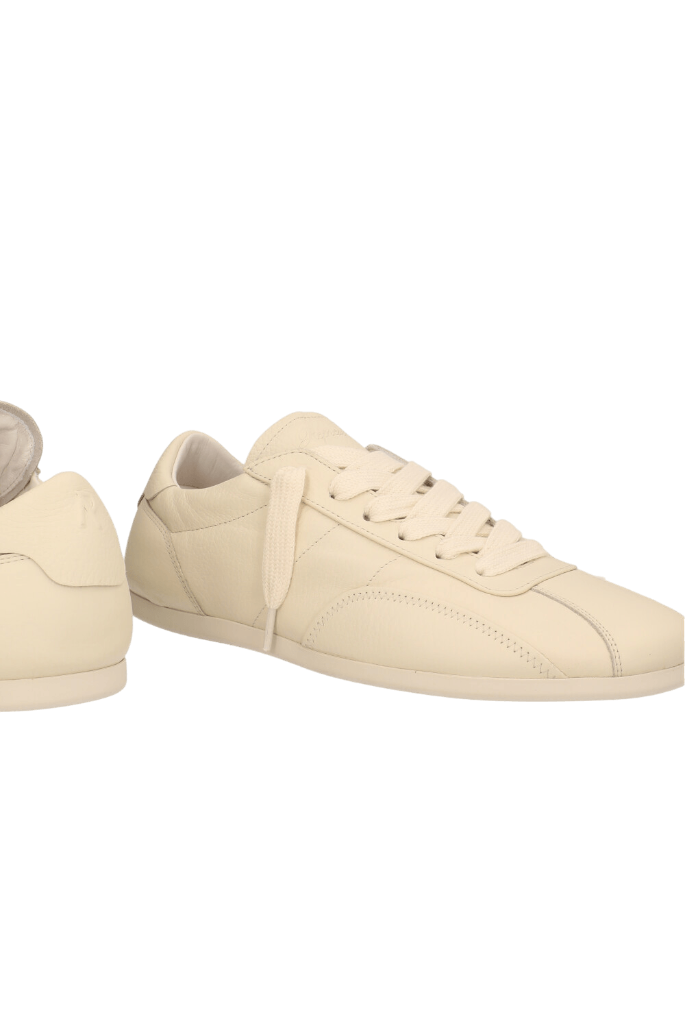 תמונת תקריב של נעלי סניקרס לואו פרו