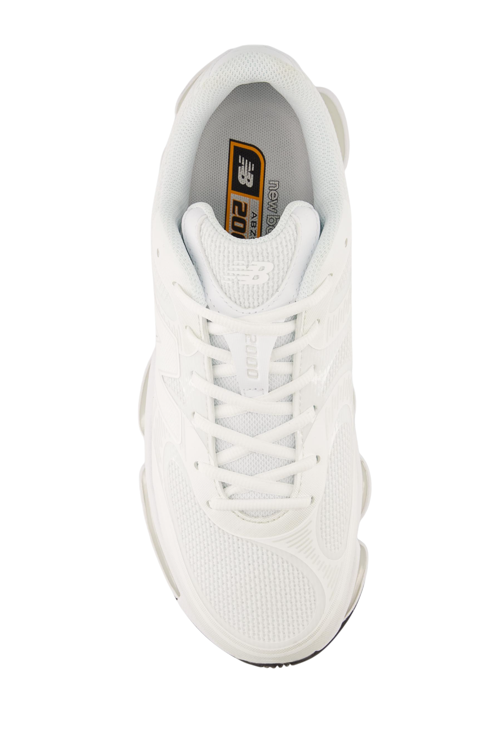 תמונת תקריב של נעלי סניקרס 2000