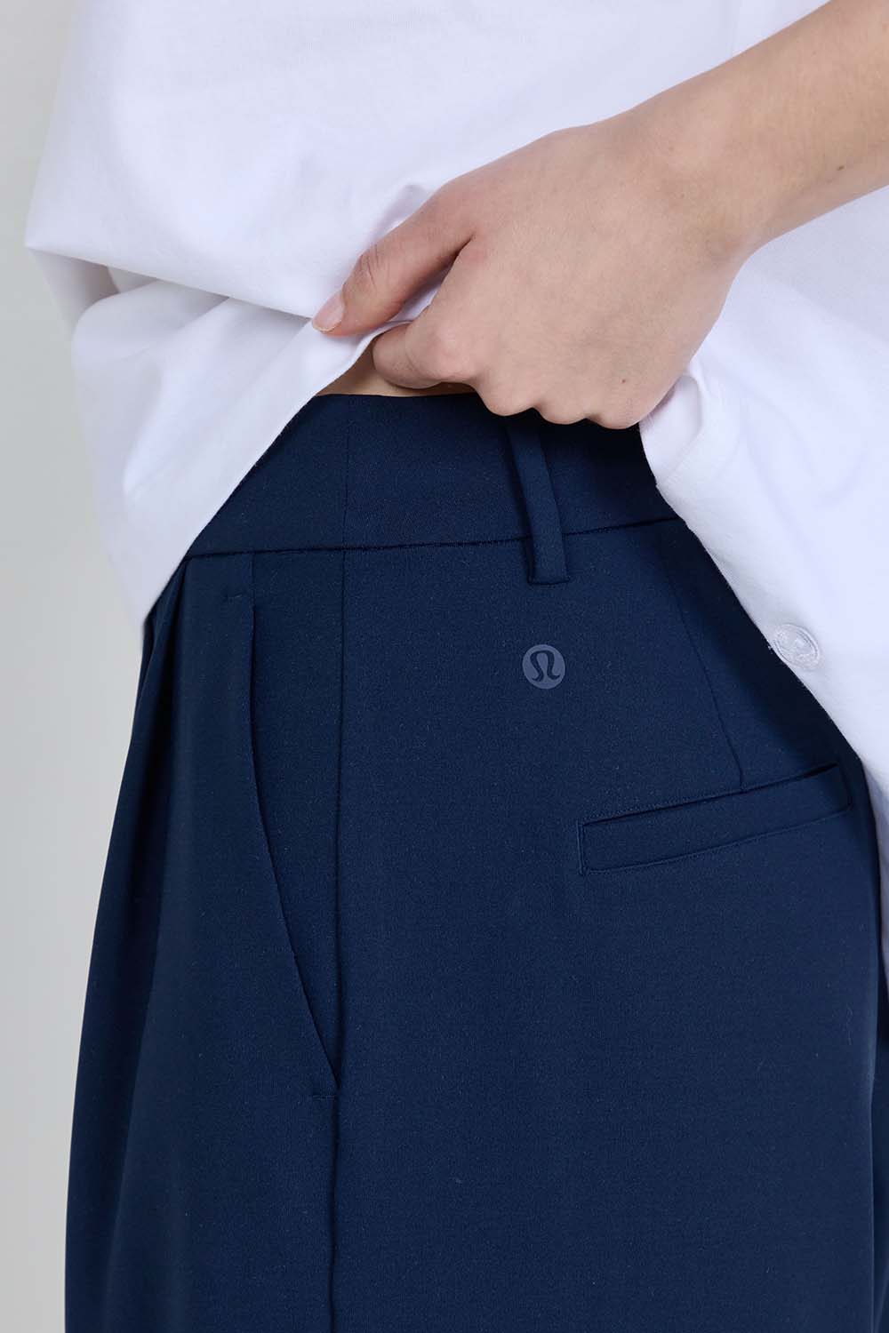 תמונת תקריב דוגמן של Daydrift High-Rise Trouser Regular