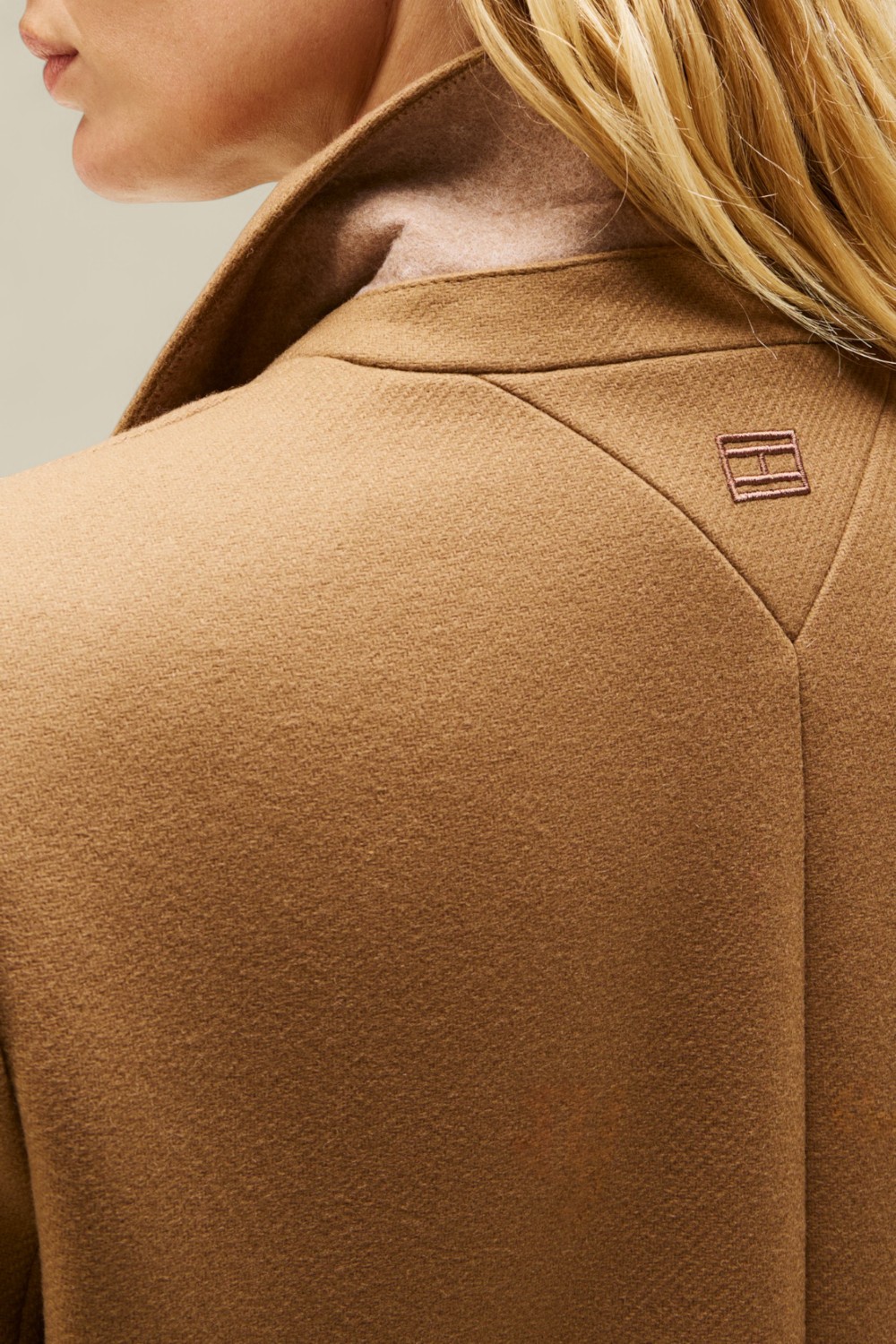 תמונת תקריב דוגמן של מעיל צמר ארוך