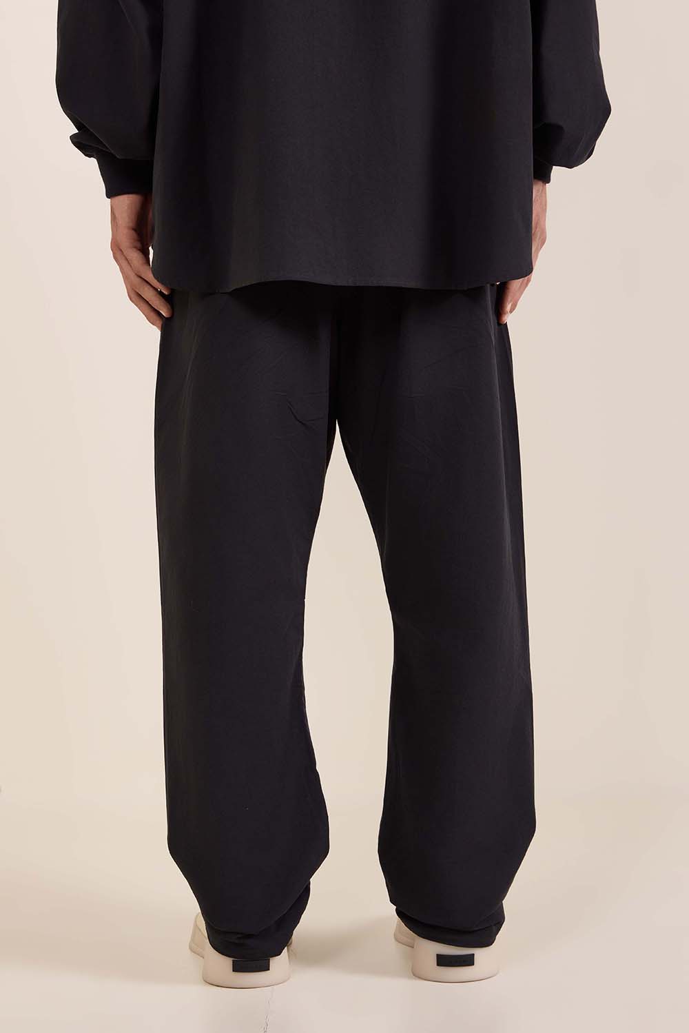 תמונת תקריב דוגמן של מכנסיים ארוכים משוחררים