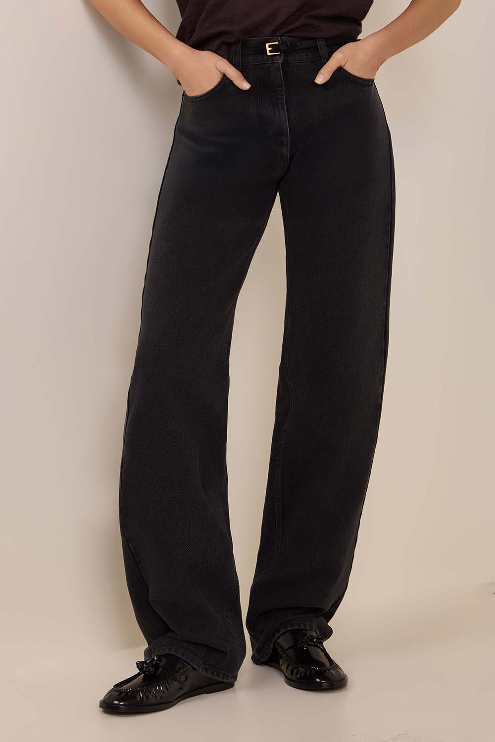 תמונת דוגמן קידמית של מכנסי ג'ינס בגזרה ישרה