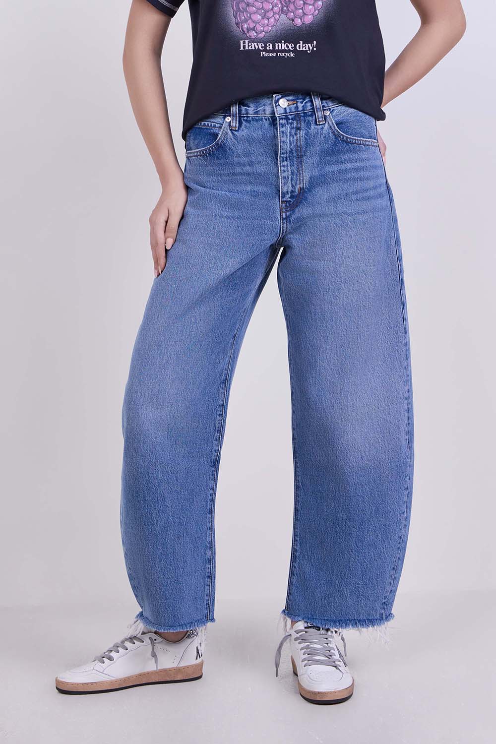 תמונת דוגמן קידמית של מכנסי ג'ינס בגזרה גבוהה