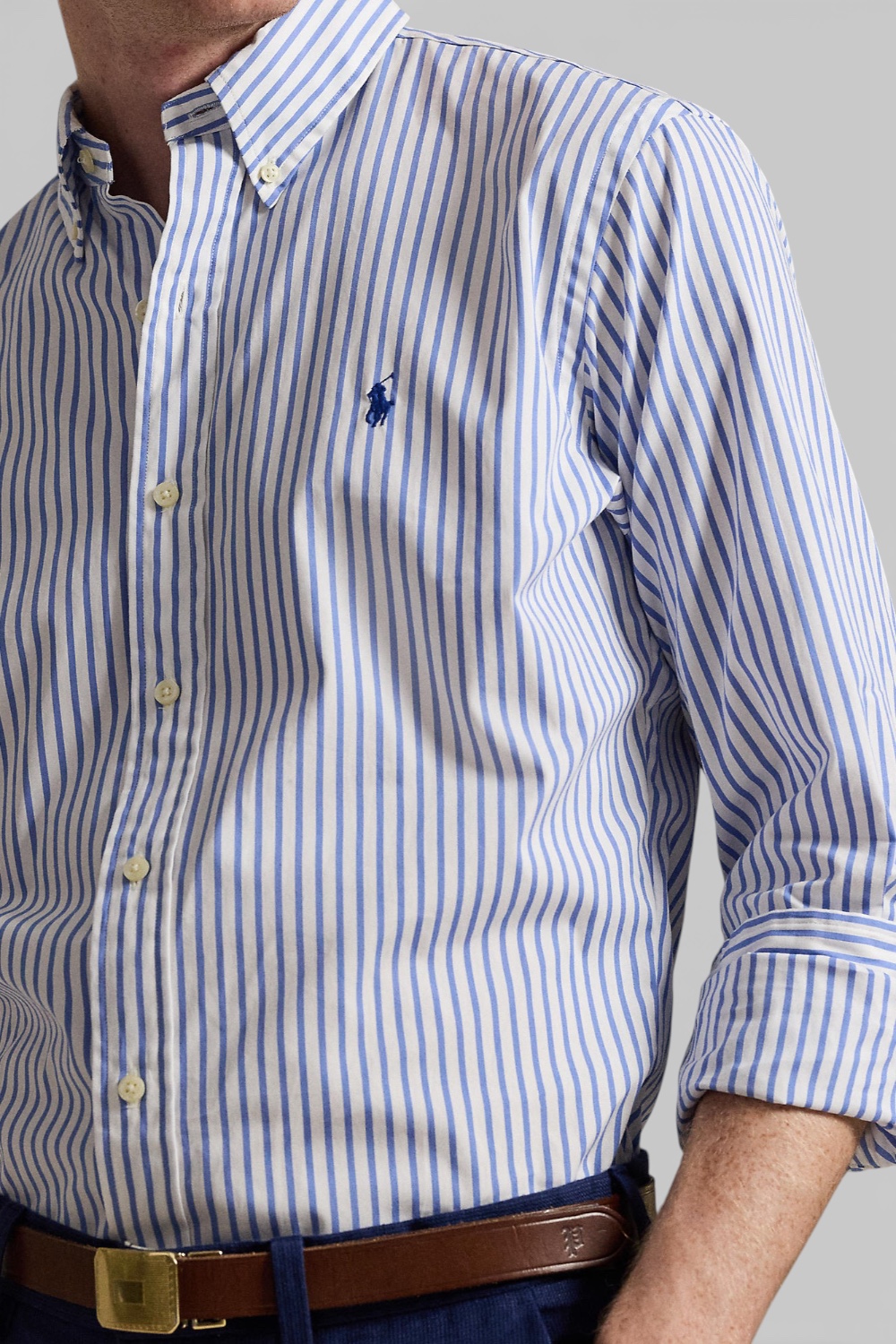 תמונת תקריב דוגמן של חולצה מכופתרת