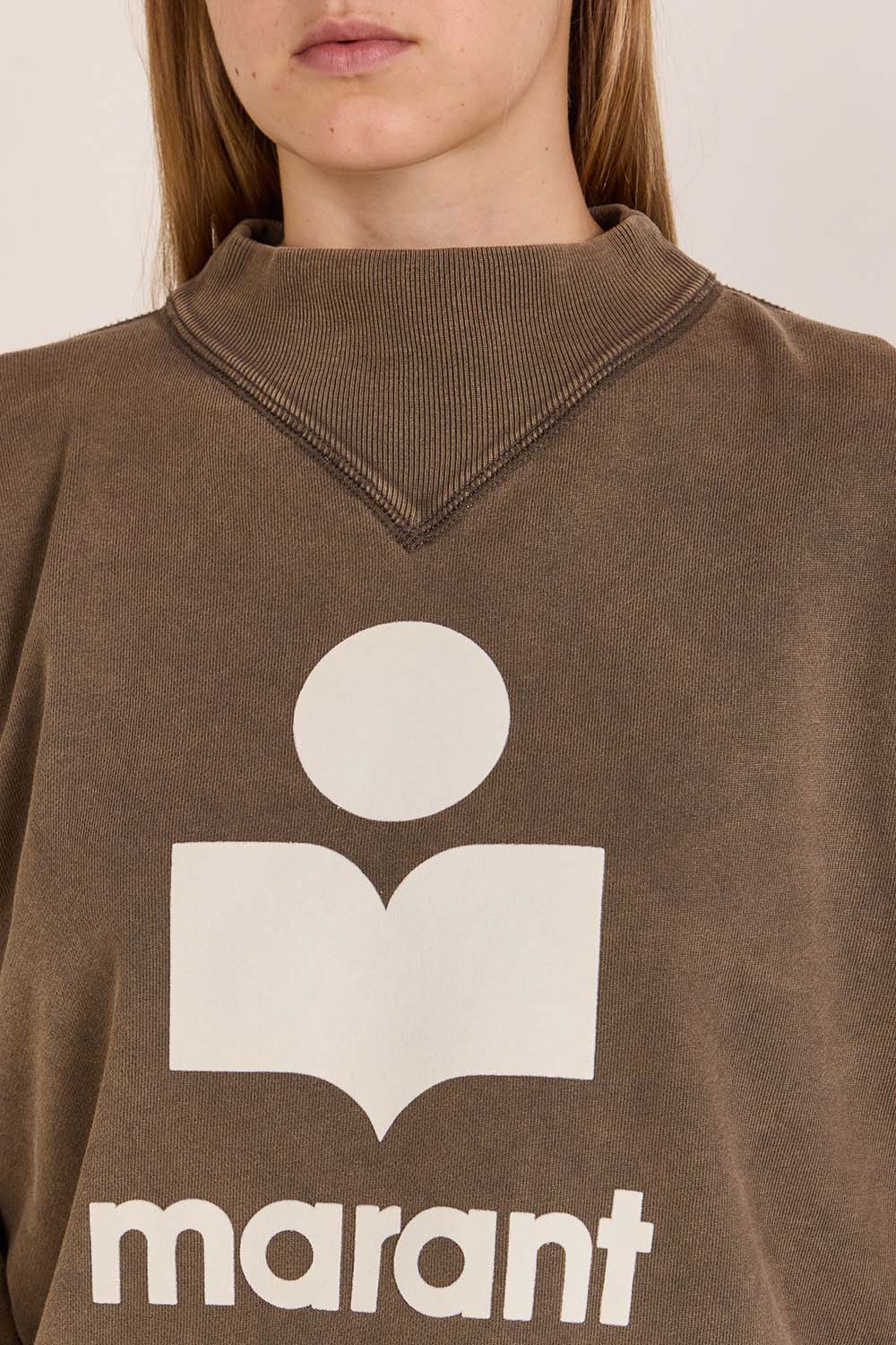 תמונת תקריב דוגמן של סווטשירט מובי