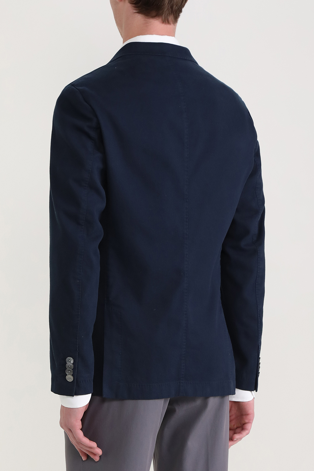 תמונת דוגמן אחורית של ז'קט מחויט עם כיסים