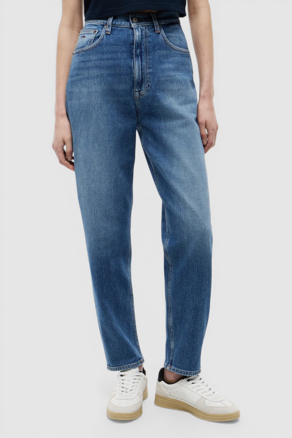 תמונת דוגמן קידמית של מכנסי ג'ינס Mom Fit