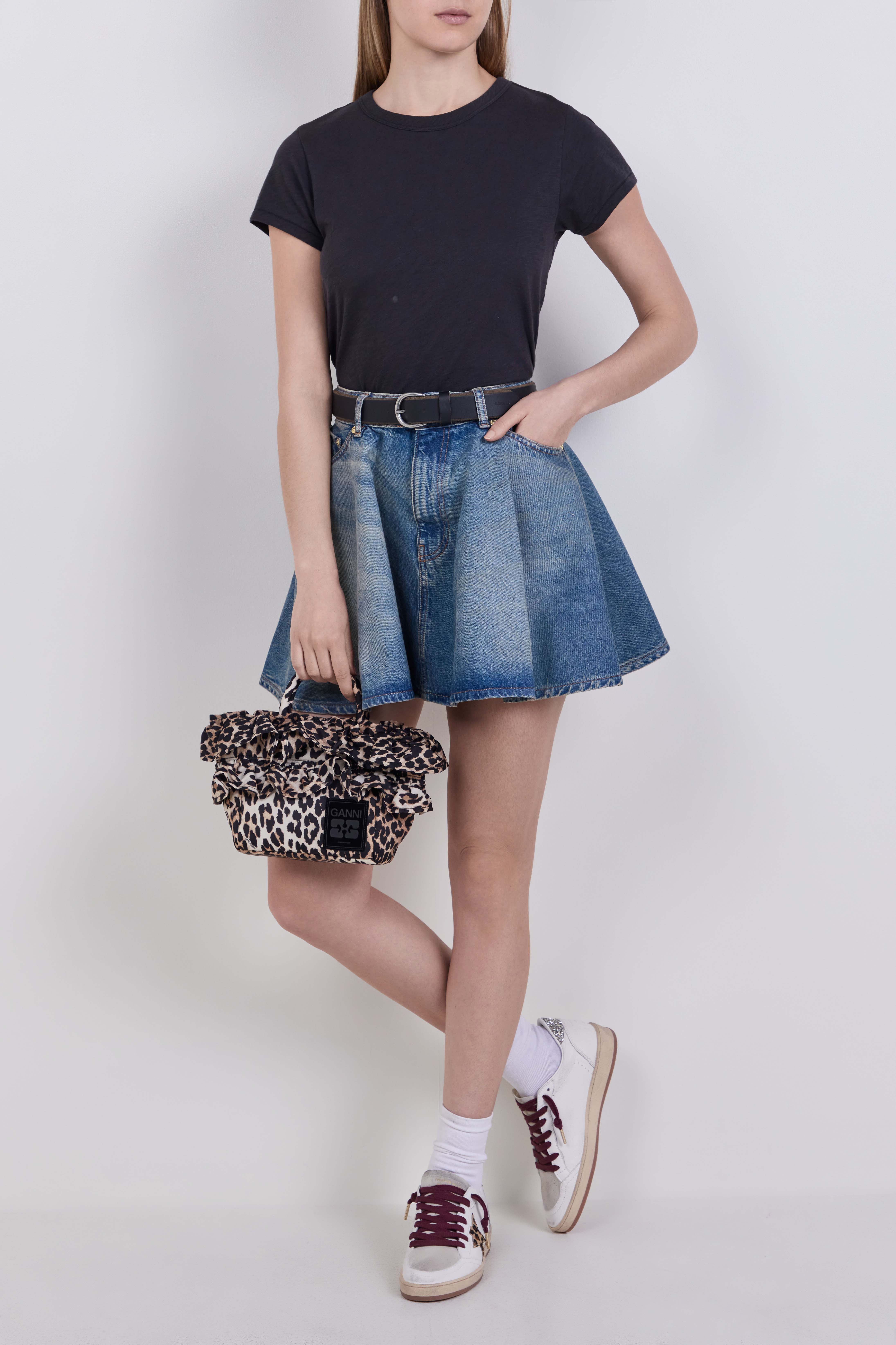 תמונת דוגמן קידמית של נעלי סניקרס בולסטאר