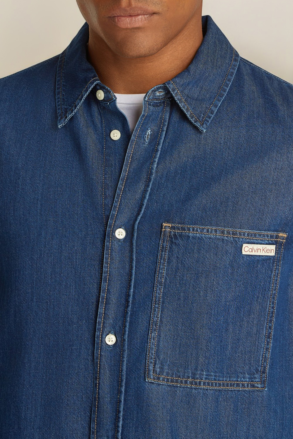 תמונת תקריב דוגמן של חולצת ג'ינס מכופתרת